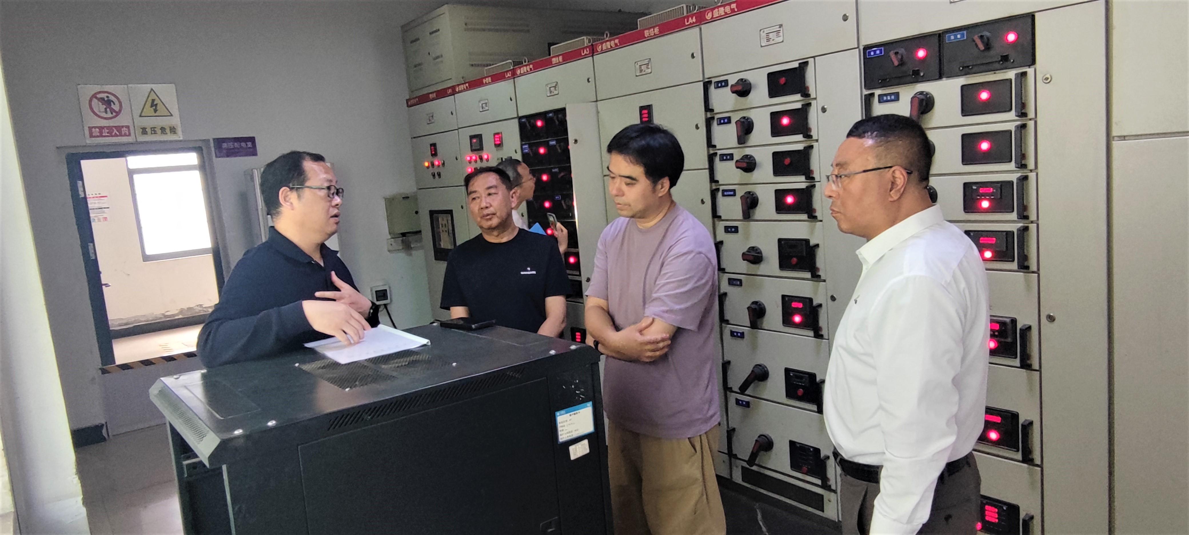 4月25日，公司安全检查小组检查一水厂配电室(1).jpg