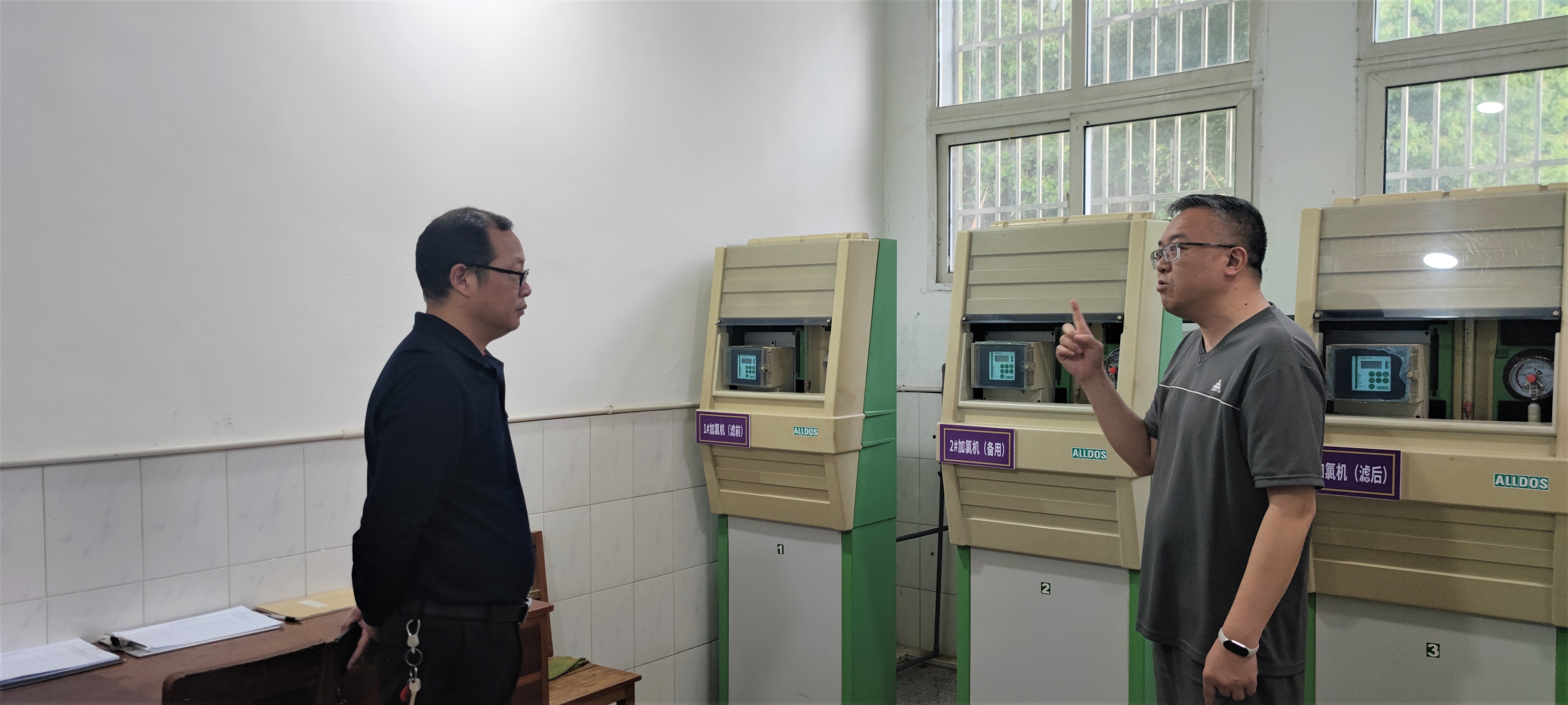 4月25日，公司总经理刘成检查三水厂加氯机运行情况.jpg