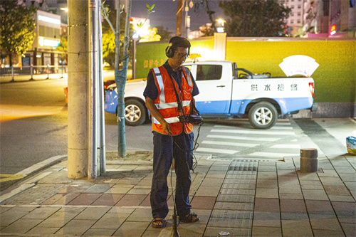 探漏人员深夜探漏.jpg